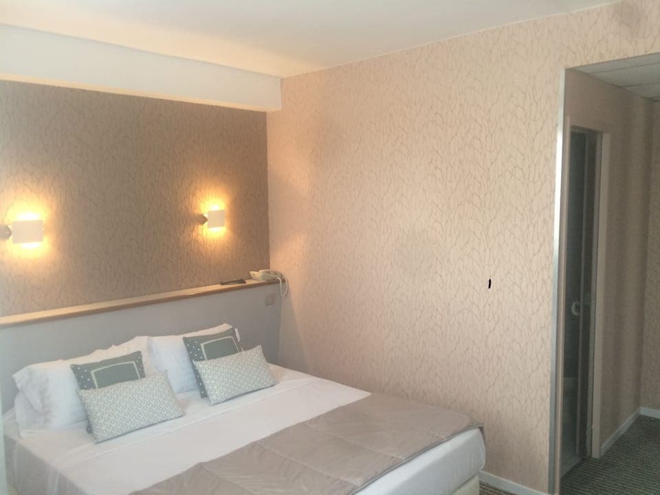 Triple Room | Soundproofing, rollaway beds, free WiFi, bed sheets