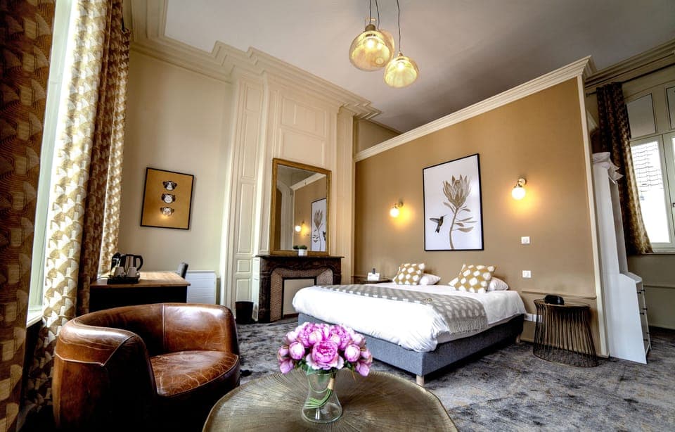 Luxury Room, 1 King Bed, Non Smoking | In-room safe, desk, soundproofing, free WiFi