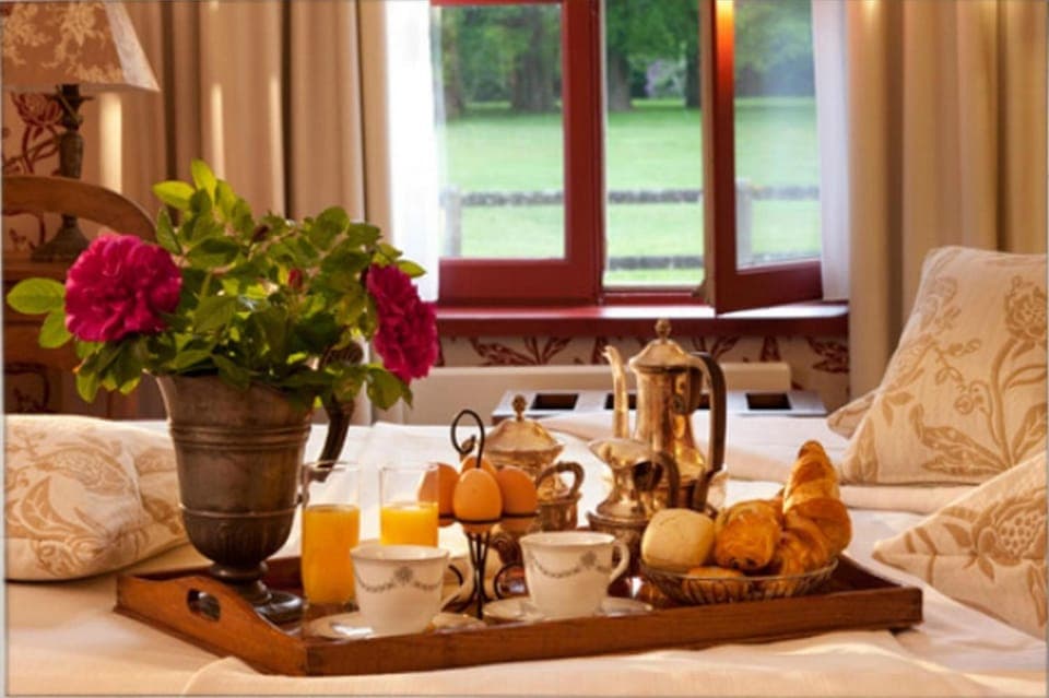 Lunch and dinner served, French cuisine