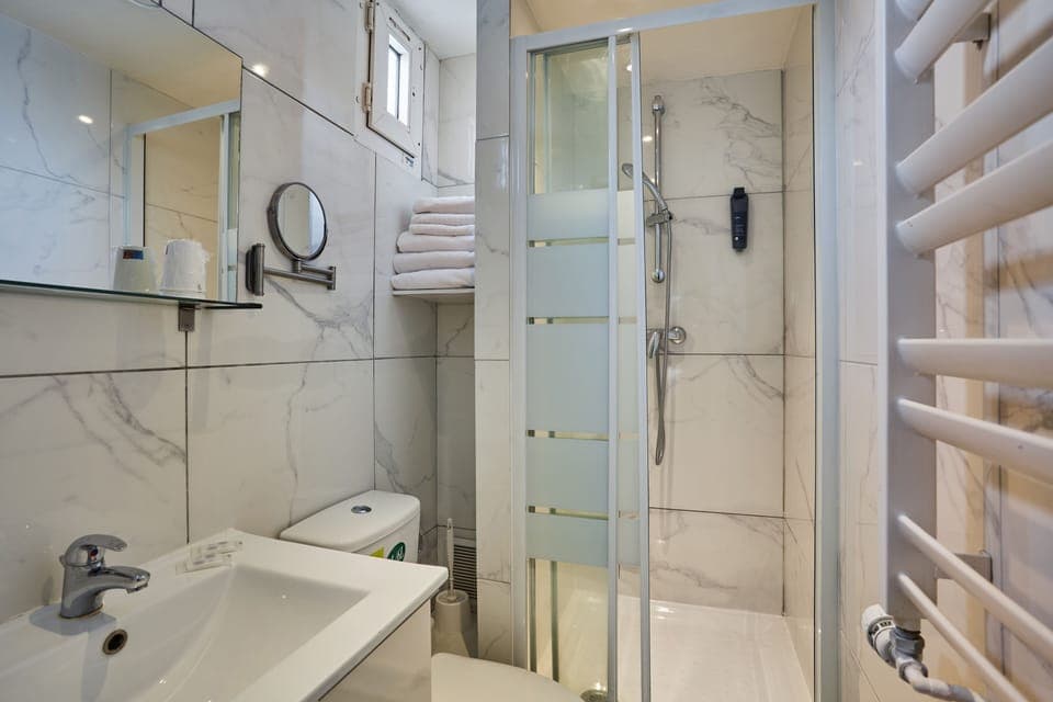 Triple Room | Desk, blackout drapes, soundproofing, iron/ironing board