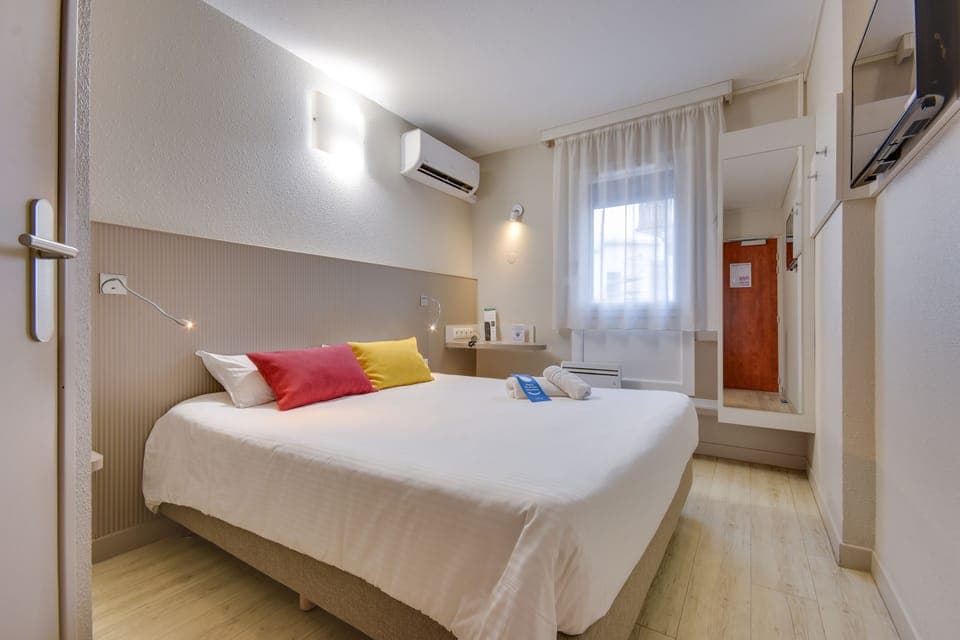 Premium bedding, desk, blackout drapes, soundproofing