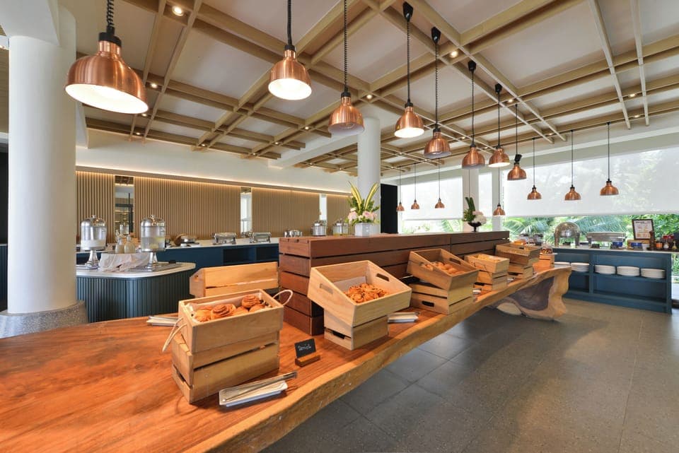 Daily continental breakfast (THB 650 per person)