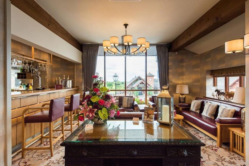 Serves lunch and dinner