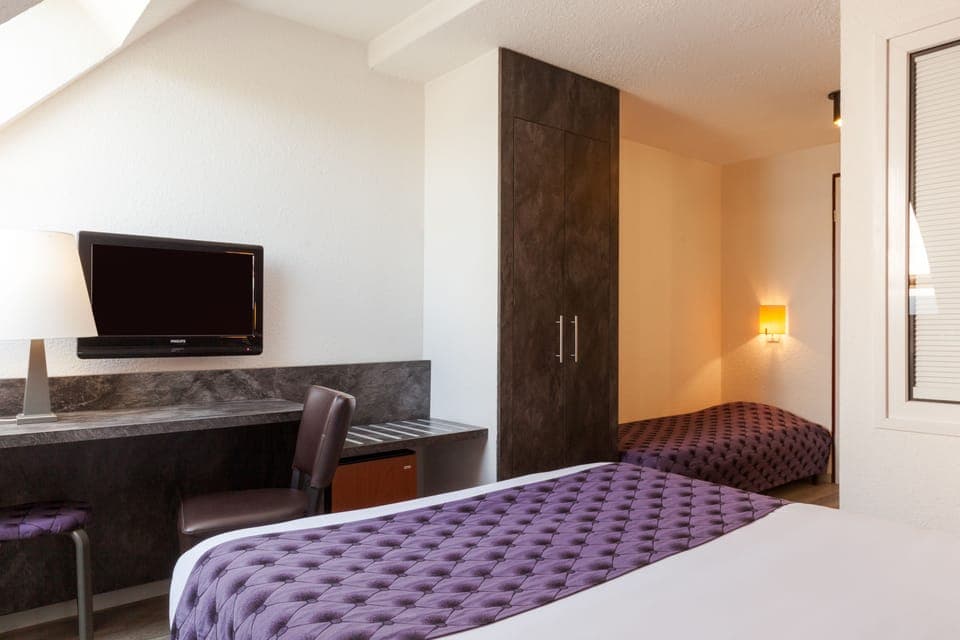 Triple Room | Select Comfort beds, in-room safe, desk, free WiFi