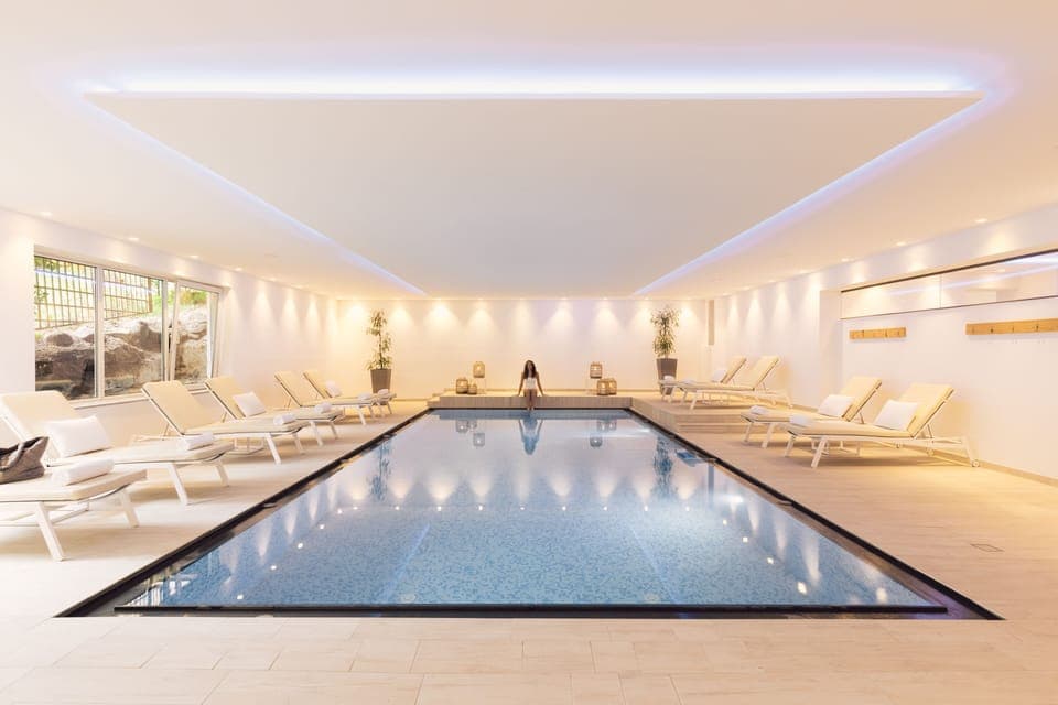 Indoor pool, sun loungers