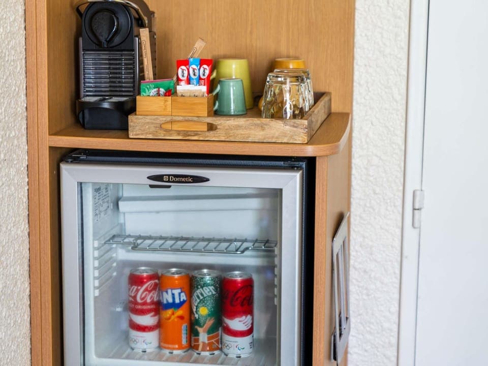 Breakfast, lunch, dinner served; French cuisine 