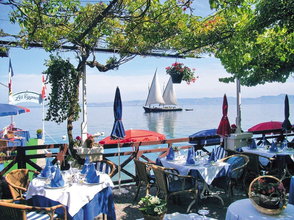 Breakfast, lunch, dinner served; French cuisine 