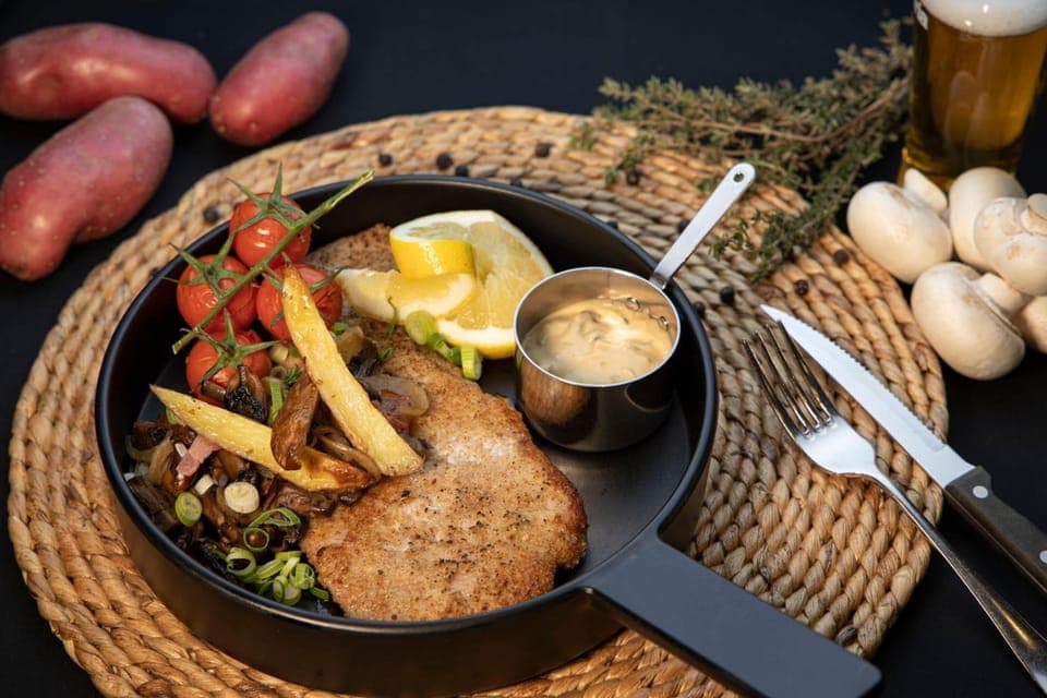 Breakfast, lunch, dinner served; international cuisine 