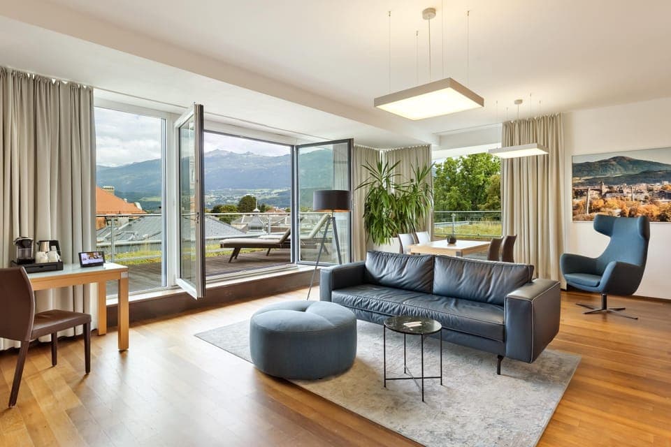 Suite | Hypo-allergenic bedding, minibar, in-room safe, desk