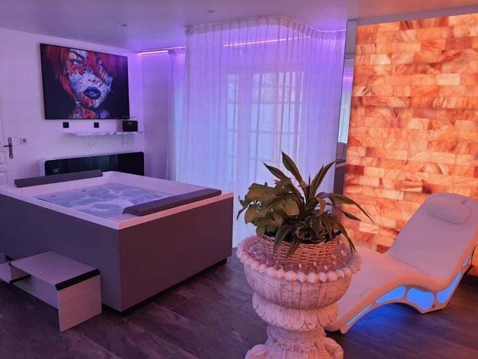 Couples treatment rooms, sauna, hot tub, steam room, body treatments