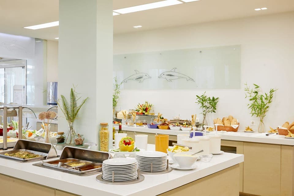 2 restaurants, breakfast, lunch, dinner served; international cuisine