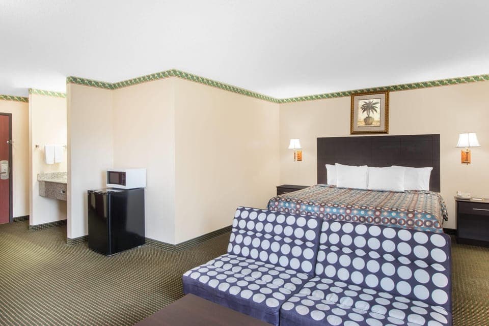 Standard Room, 1 King Bed | Desk, blackout drapes, iron/ironing board, free cribs/infant beds
