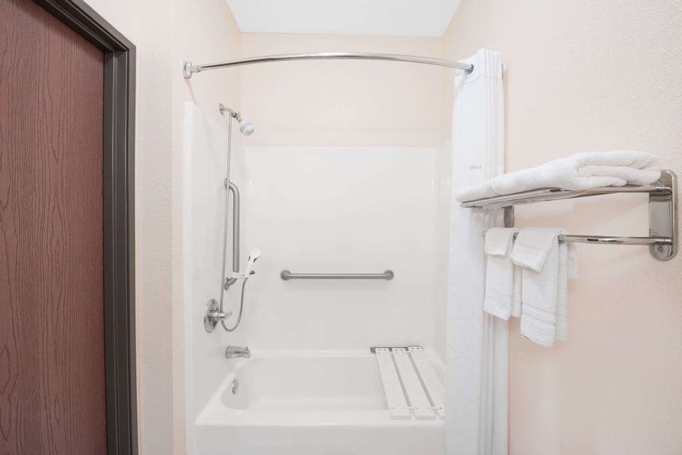 Standard Room, 1 King Bed, Accessible | Bathroom | Combined shower/tub, hair dryer, towels