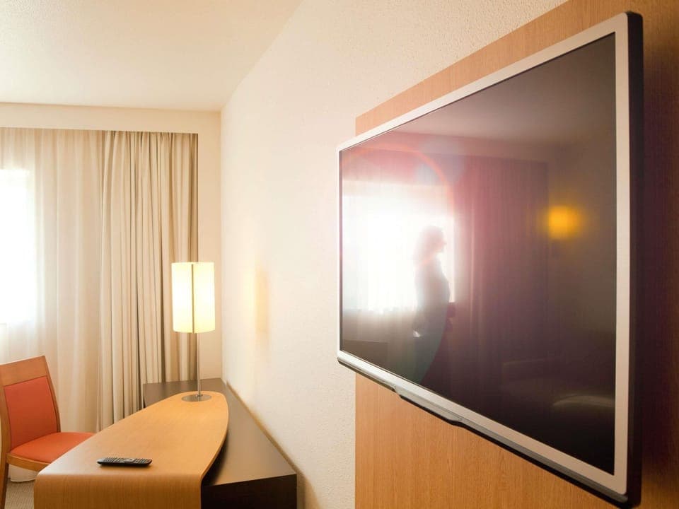 Executive Room, 1 Queen Bed | Minibar, in-room safe, desk, blackout drapes