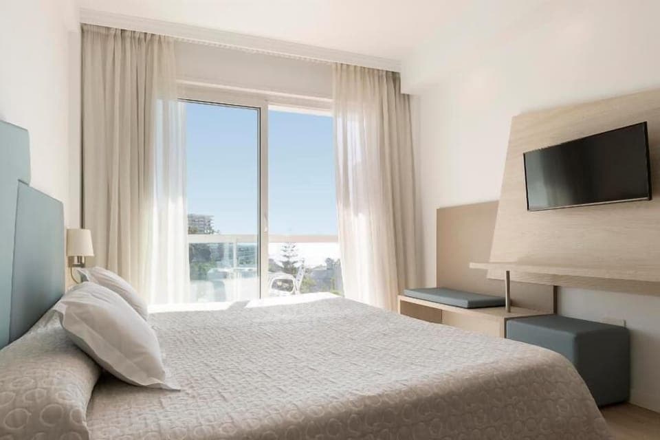 In-room safe, WiFi, bed sheets