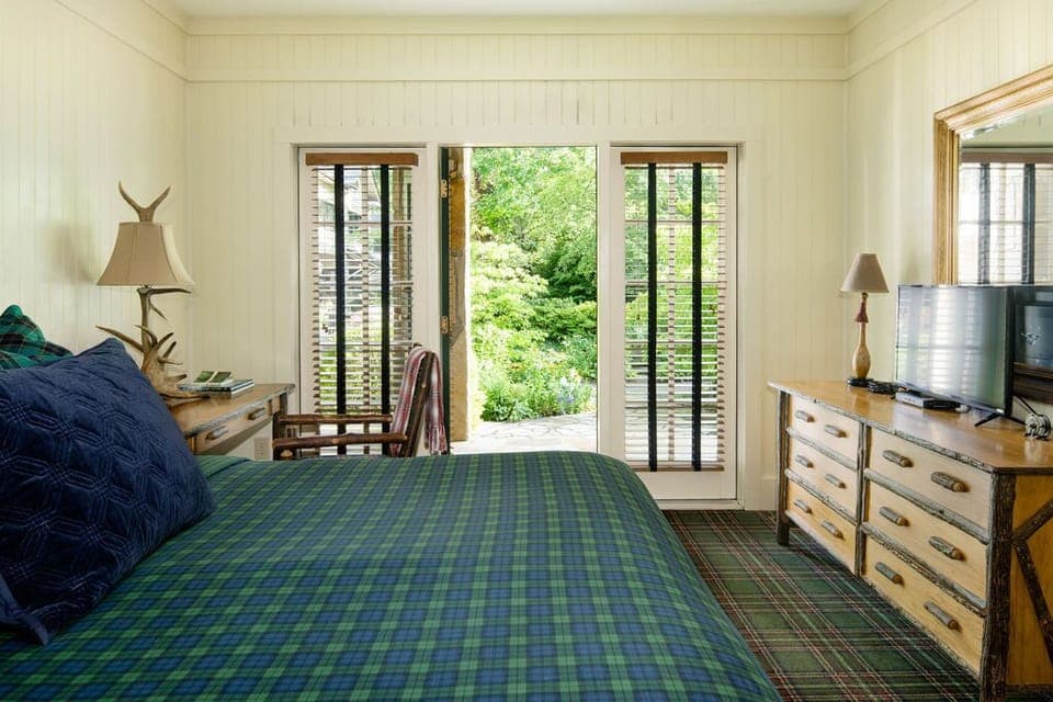 1 King Bed or 2 Twin Beds Room | Egyptian cotton sheets, premium bedding, desk, iron/ironing board