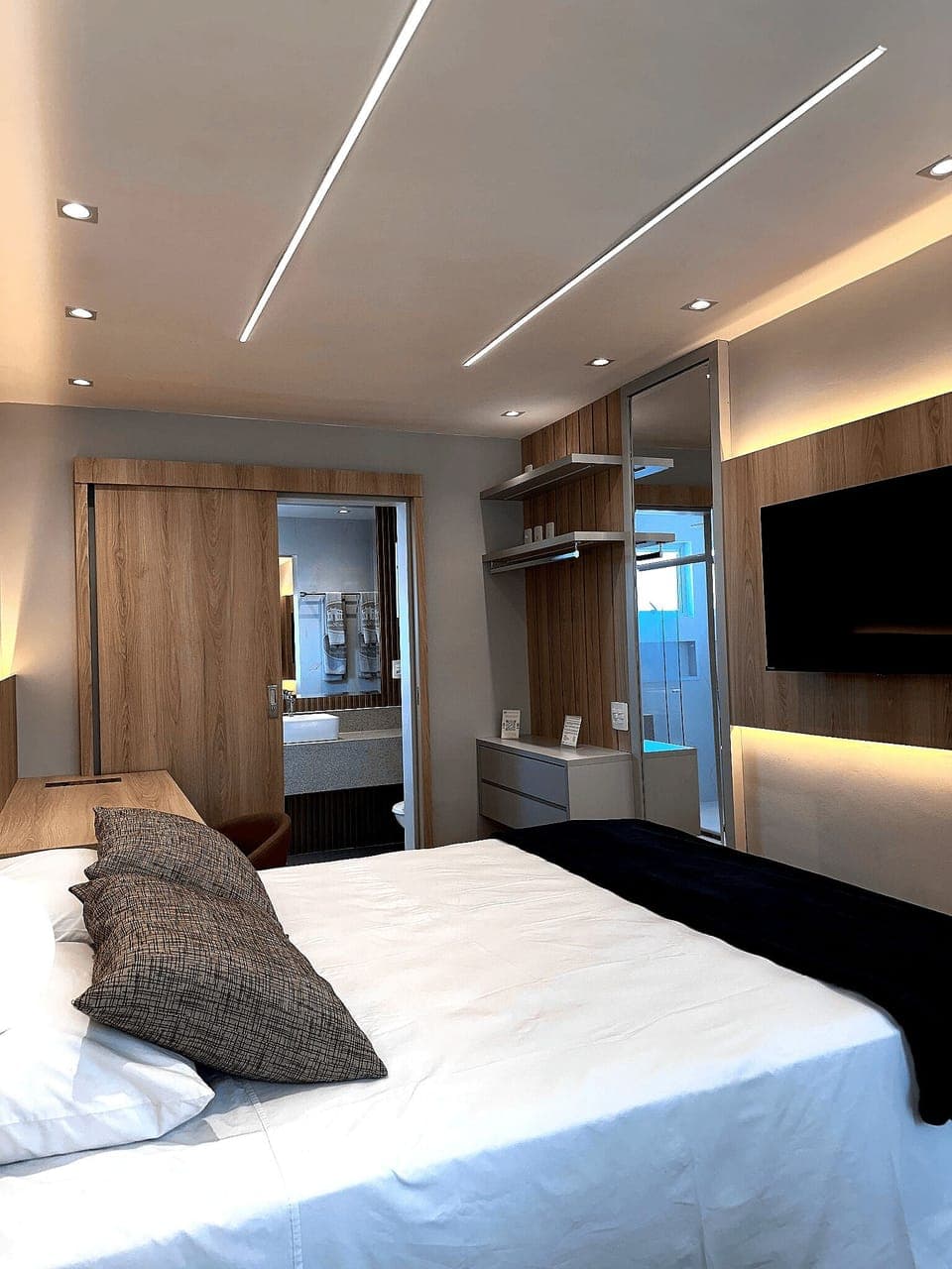 Deluxe Double Room | Minibar, desk, blackout drapes, free WiFi