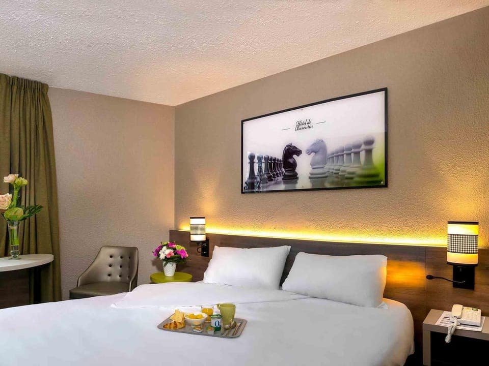 Standard Room, 1 Double Bed | In-room safe, desk, soundproofing, iron/ironing board