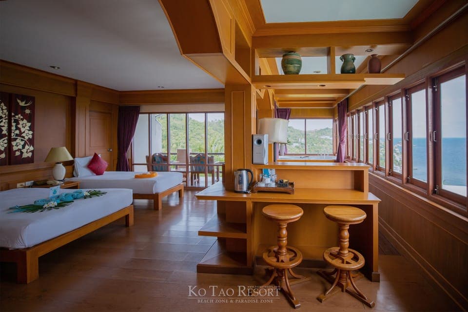 Jacuzzi Seaview Room | Minibar, individually decorated, individually furnished, desk