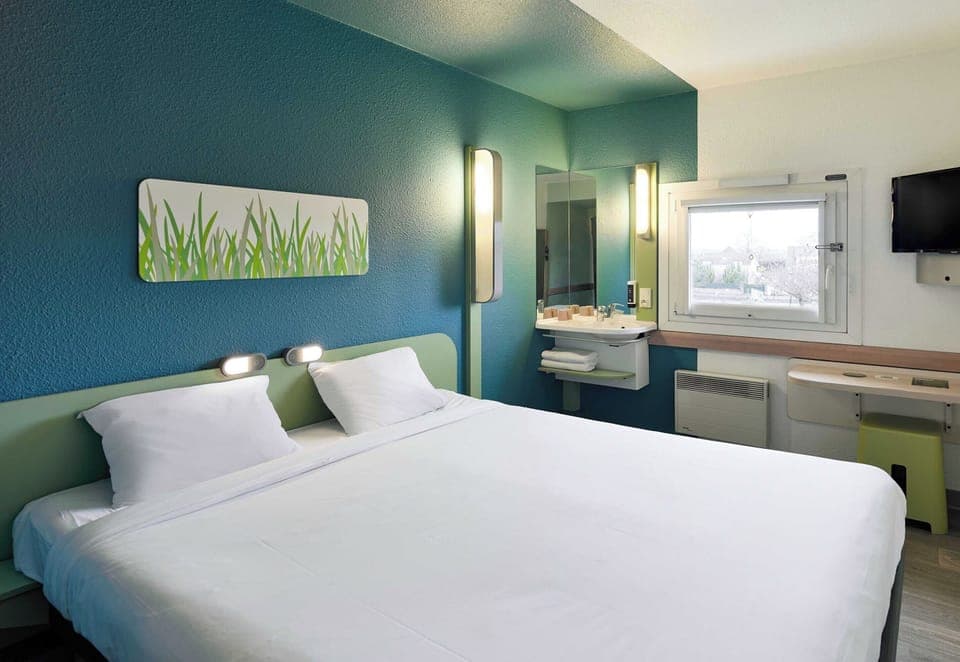 Desk, soundproofing, iron/ironing board, free WiFi