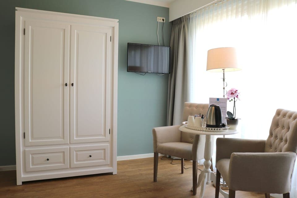 Comfort Double Room, Courtyard View | Living area | Flat-screen TV