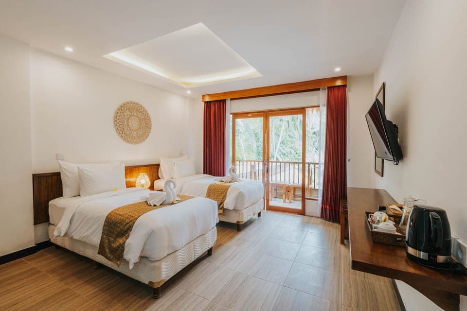 Premium bedding, minibar, in-room safe, desk