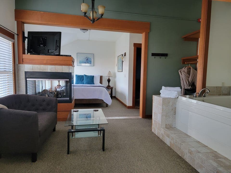 Signature Suite, 1 Queen Bed, Jetted Tub | Individually decorated, individually furnished, free WiFi, bed sheets
