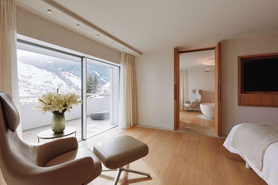 Premium bedding, free minibar, in-room safe, desk