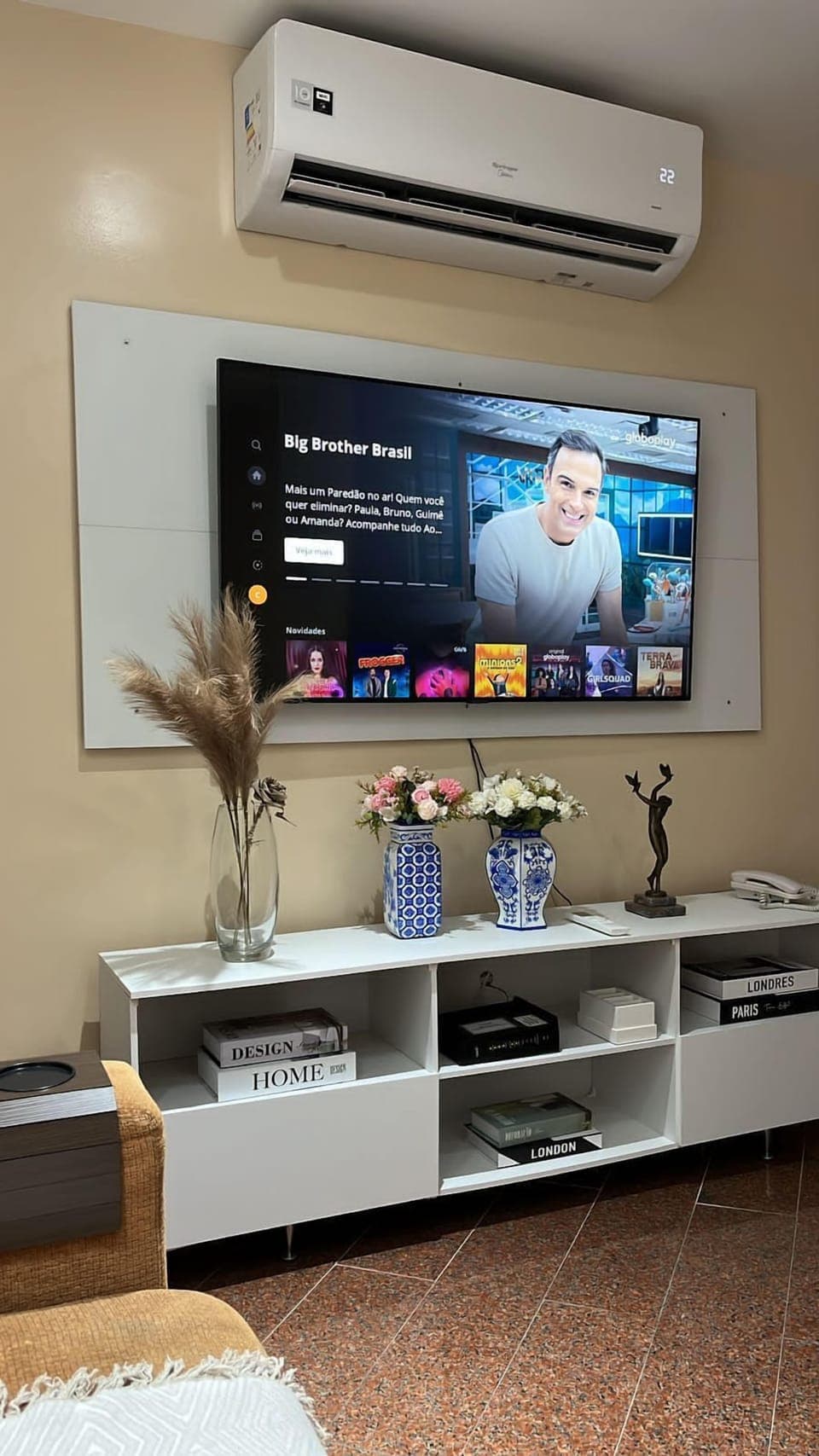 Deluxe Apartment (304) | Living room | 32-inch flat-screen TV with cable channels, TV