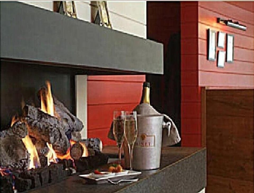 Breakfast, lunch, dinner served; French cuisine 