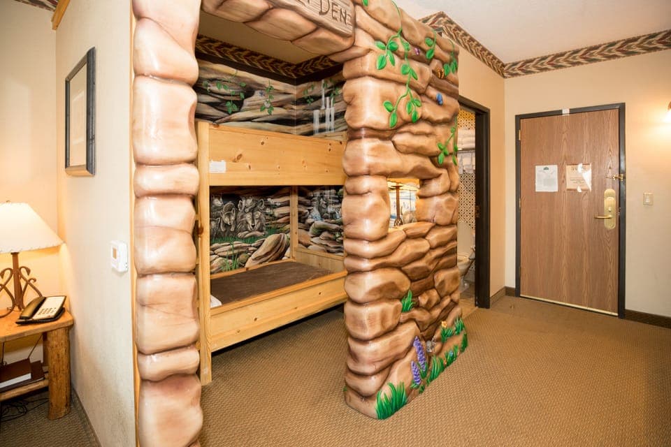 Wolf Den - Water Park Included | In-room safe, desk, free cribs/infant beds, bed sheets
