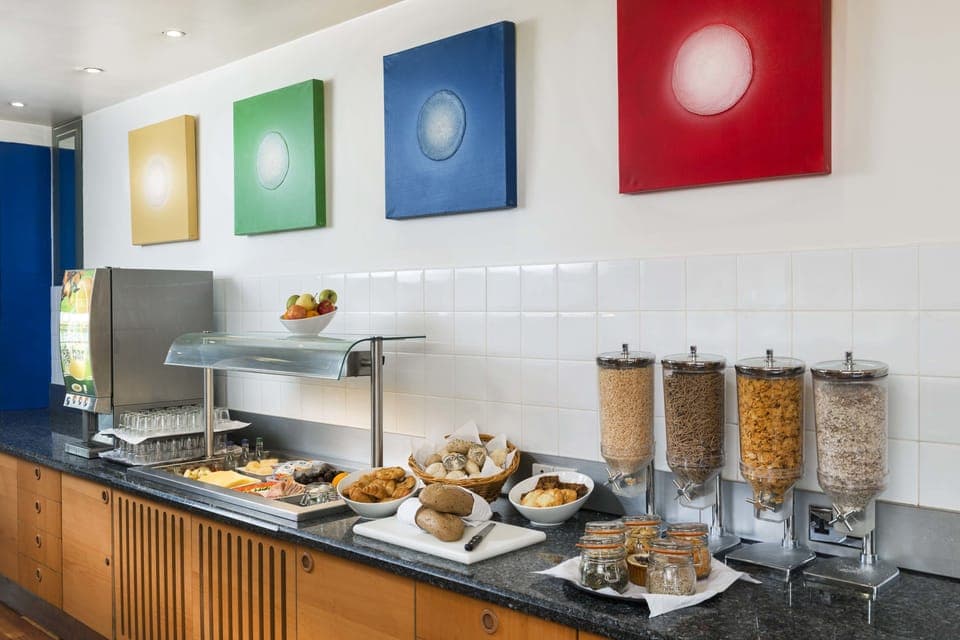 Daily full breakfast (GBP 10.00 per person)