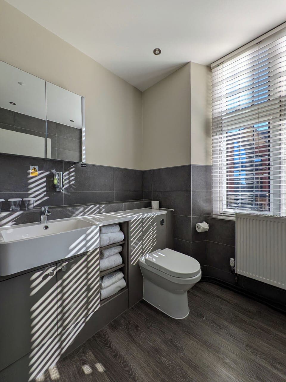 Standard Triple Room | Bathroom | Combined shower/tub, free toiletries, hair dryer, towels