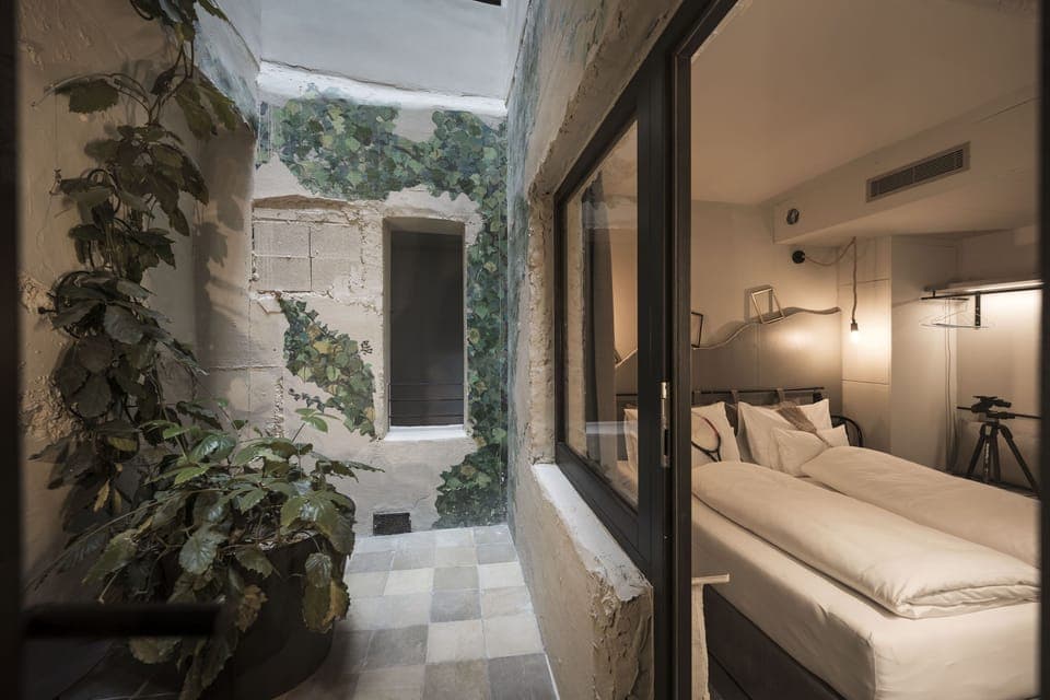 Basic Room (Besenkammer) | Hypo-allergenic bedding, in-room safe, individually decorated