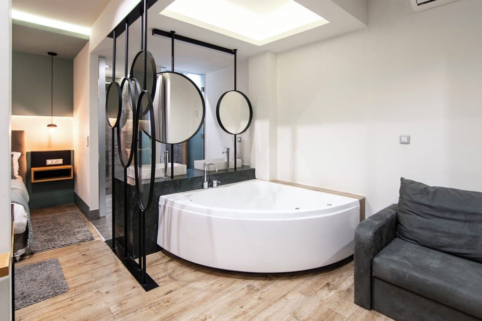 King Suite with Spa Bath | Bathroom | Shower, free toiletries, hair dryer, towels