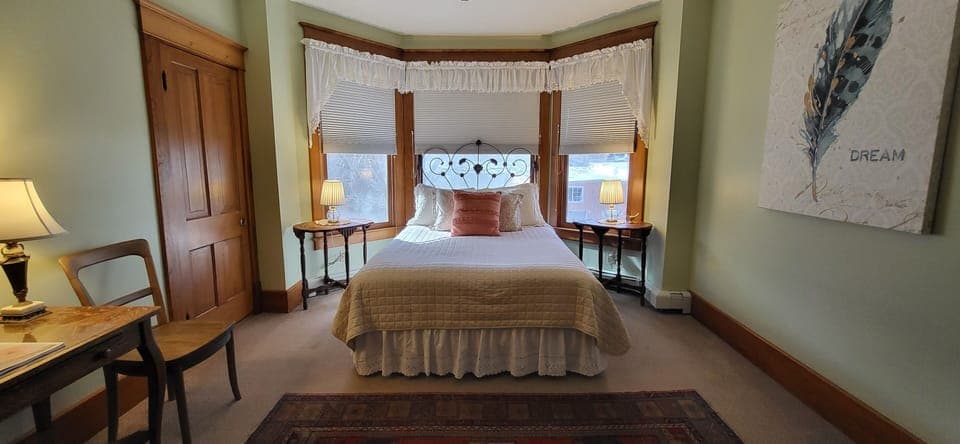 The Peaches and Dream Room | Free WiFi, bed sheets