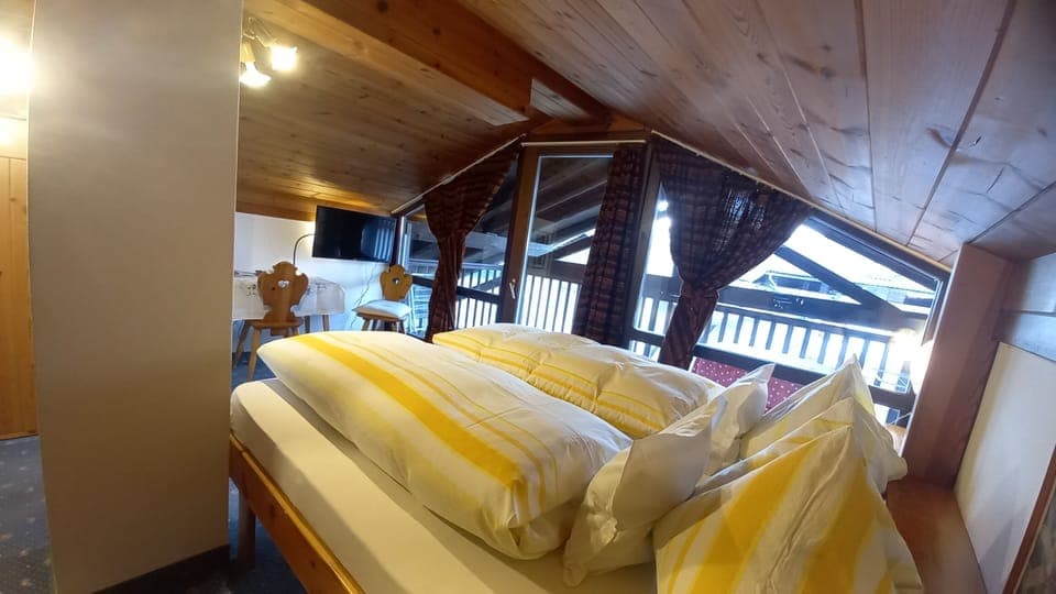 Basic Double Room, 1 Queen Bed | Premium bedding, in-room safe, desk, laptop workspace