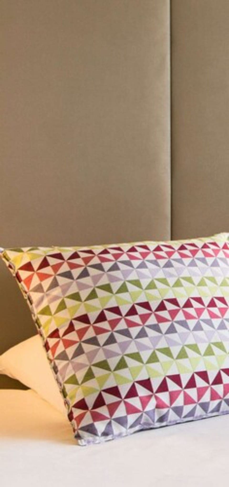 Breakfast, lunch, dinner served; French cuisine 