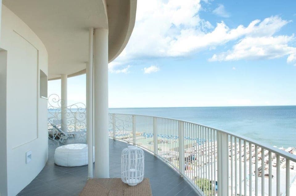 Junior Double or Twin Room | Minibar, in-room safe, desk, soundproofing