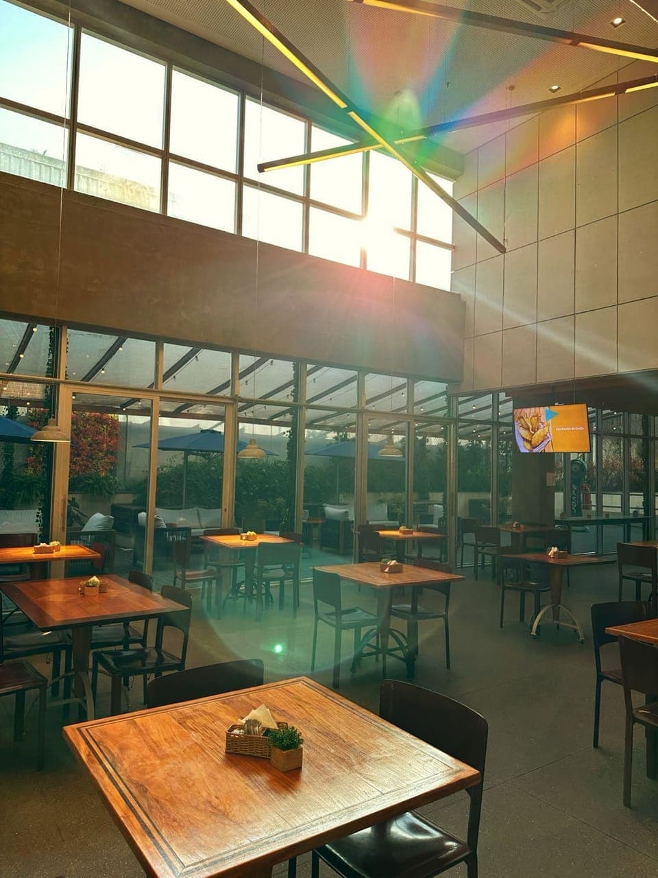 Daily buffet breakfast (BRL 33 per person)