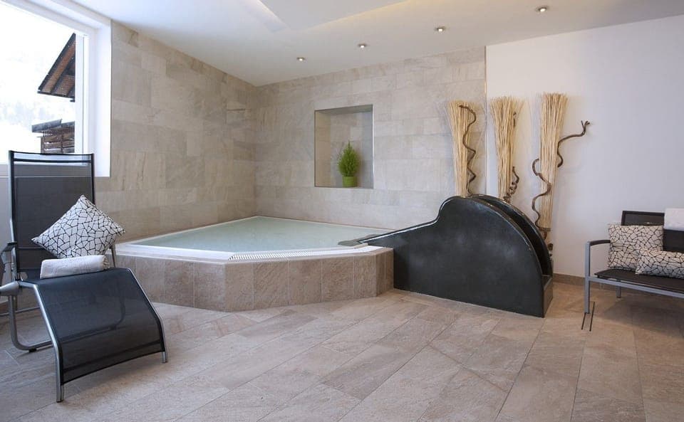 Sauna, hot tub, steam room