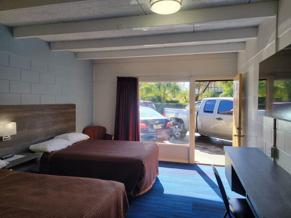 Double Room, 2 Double Beds | Desk, free WiFi, bed sheets