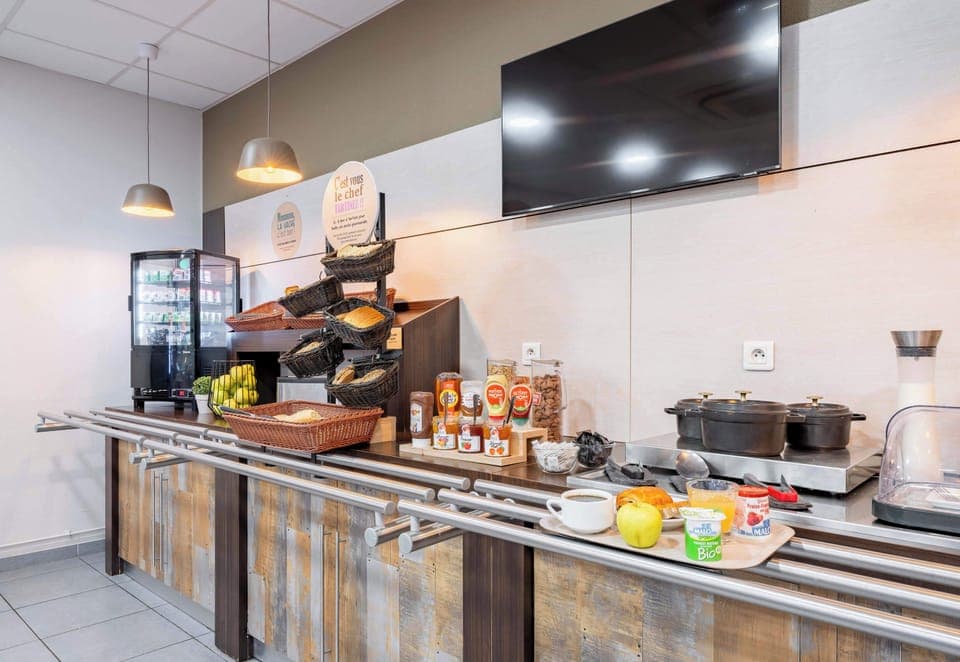 Daily buffet breakfast for a fee