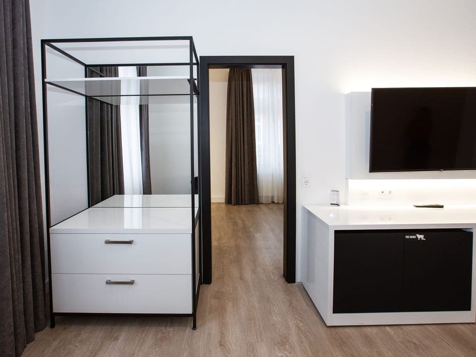 DORMERO Suite | Hypo-allergenic bedding, free minibar, in-room safe, desk