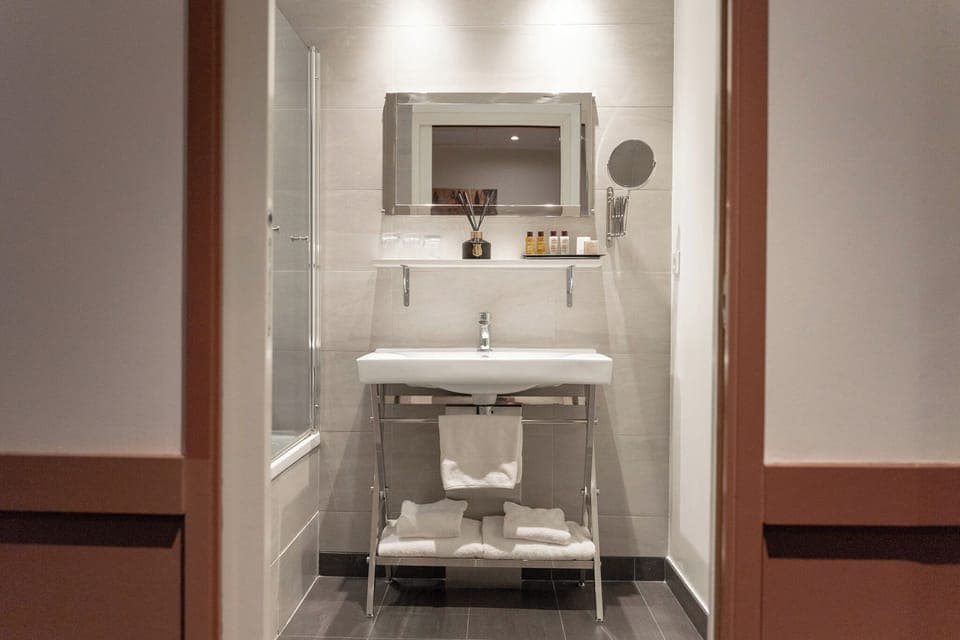 Comfort Triple Room | Bathroom | Free toiletries, hair dryer, towels, soap