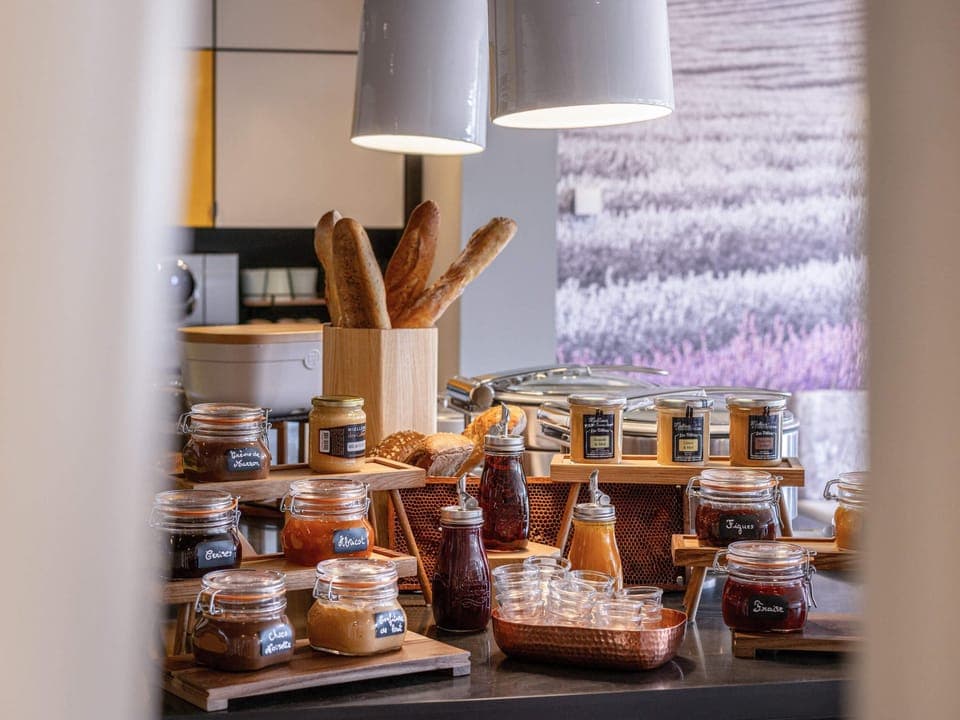 Daily full breakfast (EUR 19.50 per person)