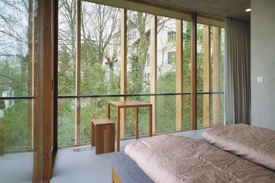 Desk, free cribs/infant beds, bed sheets