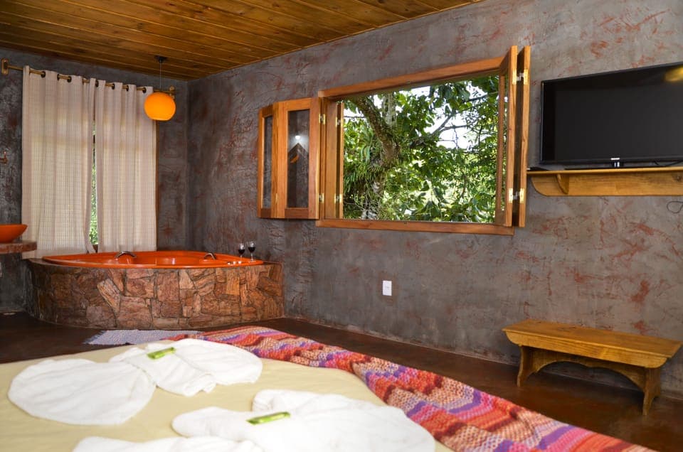 Deluxe Suite | Minibar, individually decorated, bed sheets