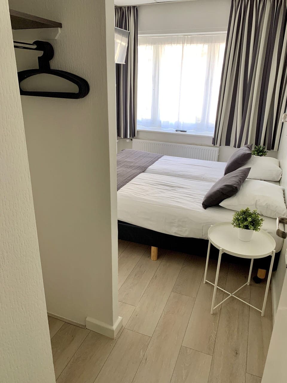 Laptop workspace, blackout drapes, soundproofing, free WiFi