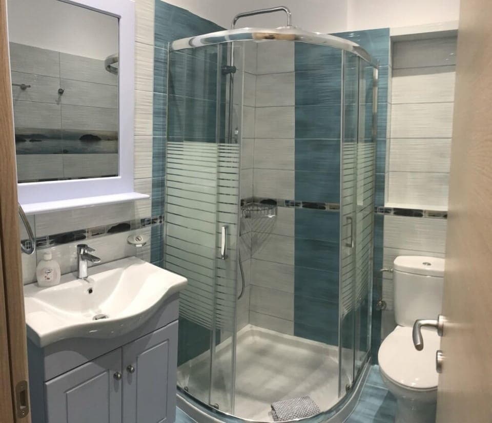 Shower, free toiletries, hair dryer, towels